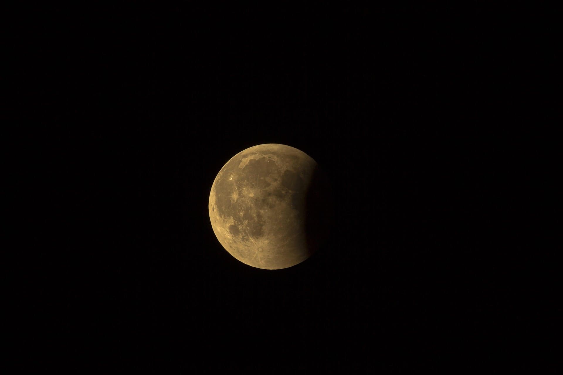 Eclipse lunar quase total será visível em todo o Brasil