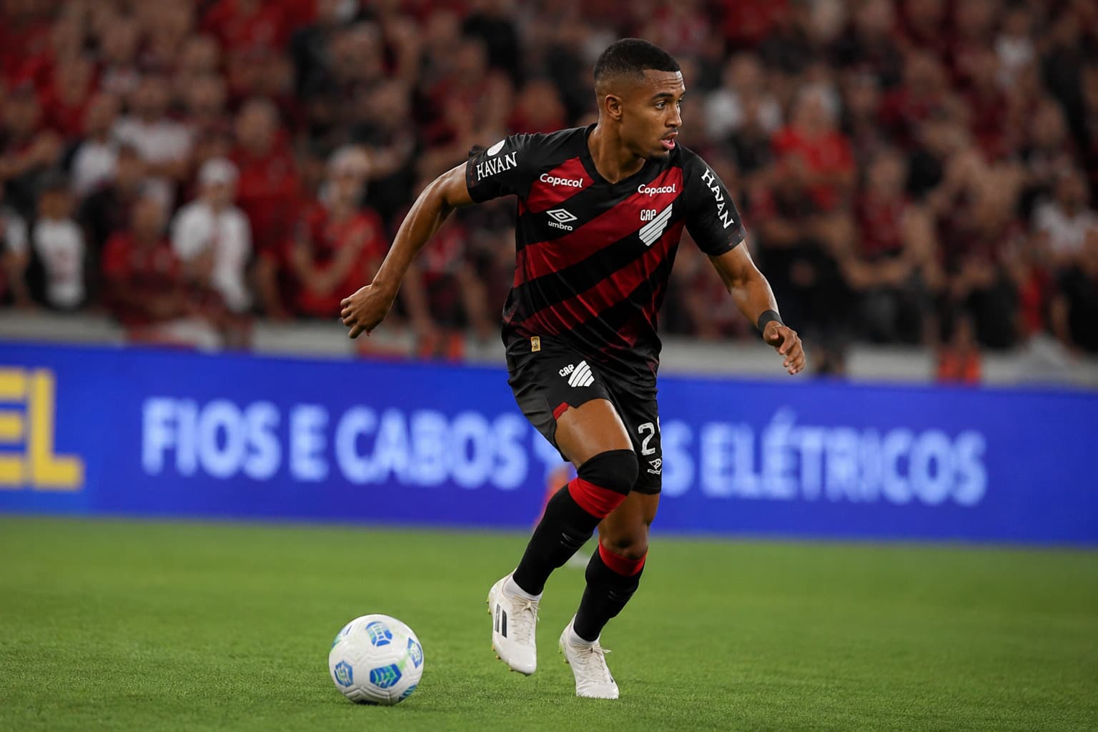 Athletico-PR vence no Nilton Santos, Odair se machuca na comemoração e time chega embalado para enfrentar o Fluminense