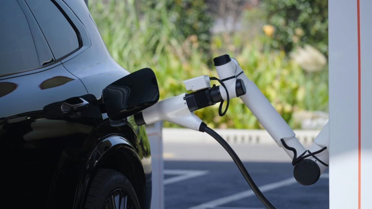 Geely apresenta sistema de carregamento ultrarrápido para elétricos