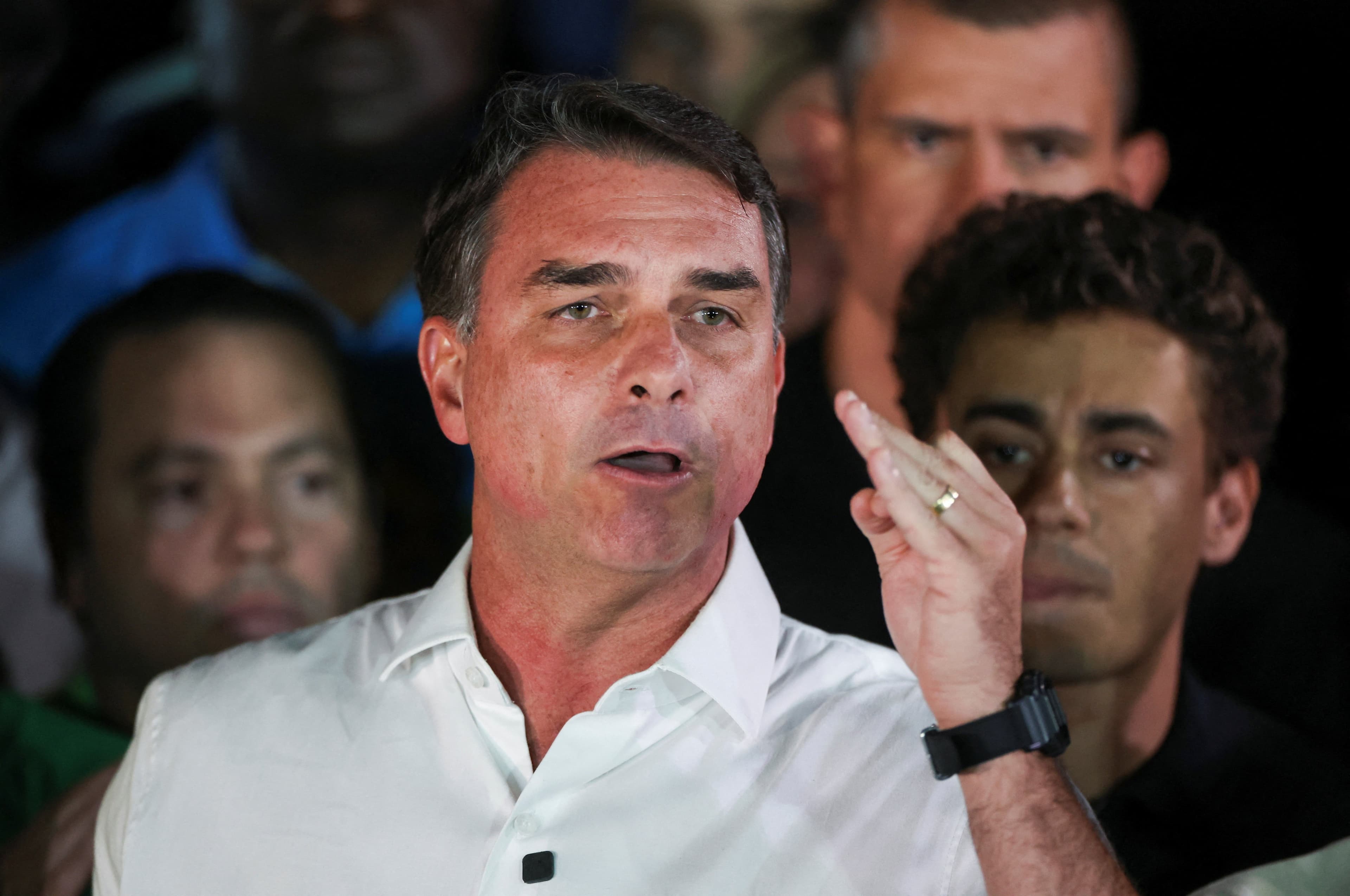 Senador Flávio Bolsonaro pode ter saído do Brasil após investigações