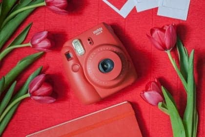 Instax Mini Evo transforma fotografia em experiência física
