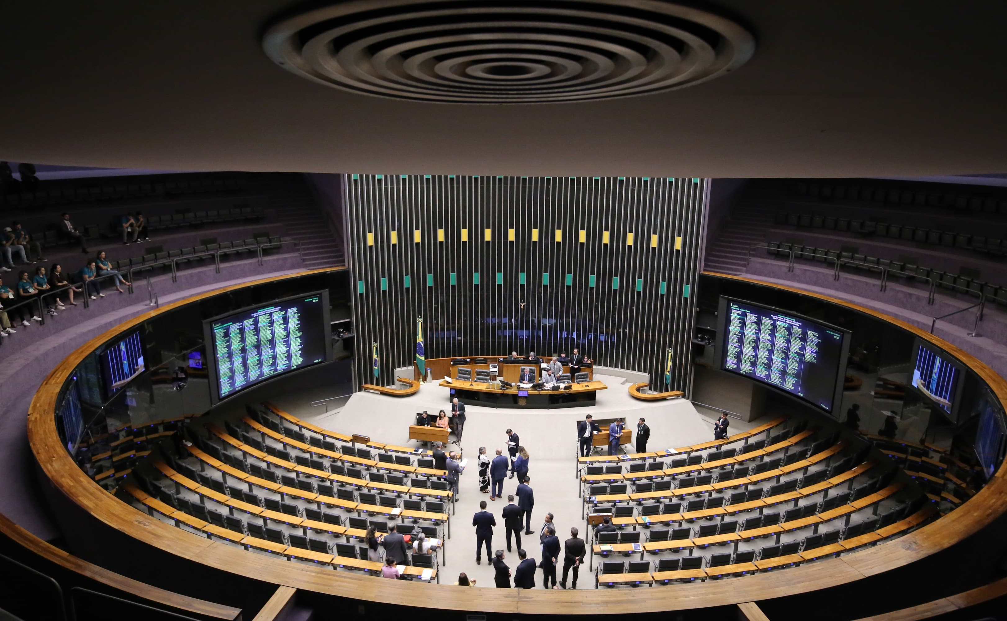 Reeleição: 410 deputados se candidatam em 2026