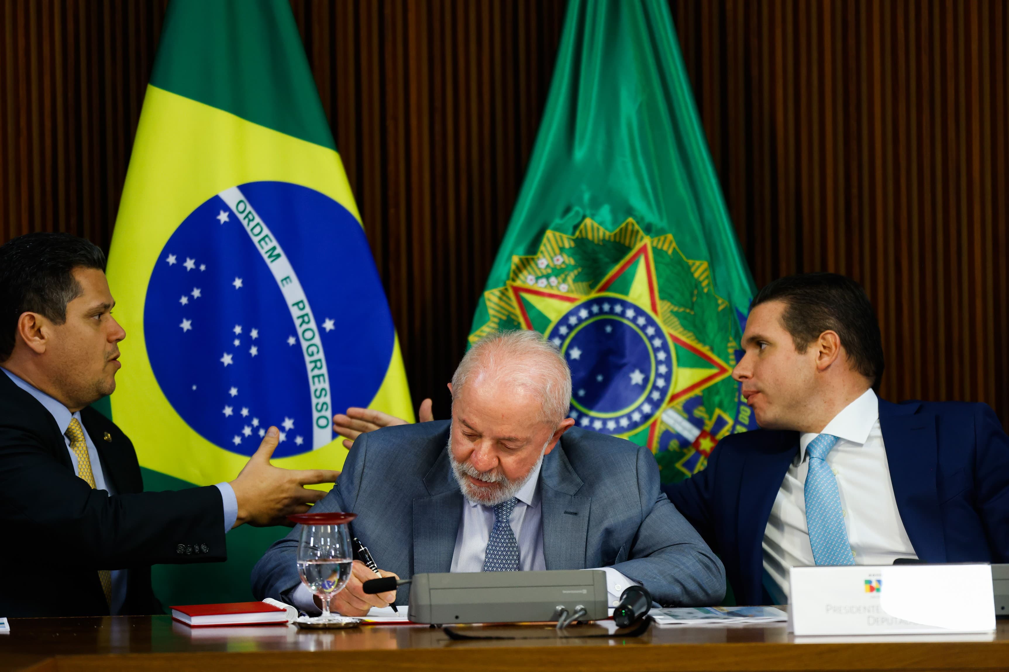Lula anuncia avanço em propostas sociais e segurança pública