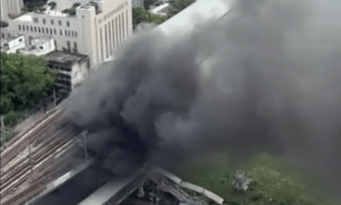 Colisão de trens causa incêndio e deixa mortos em Bangkok