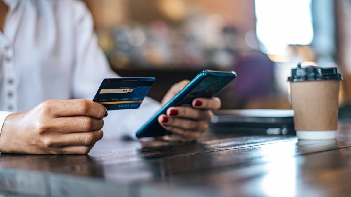 Cartão de crédito: saiba quando usar físico ou virtual