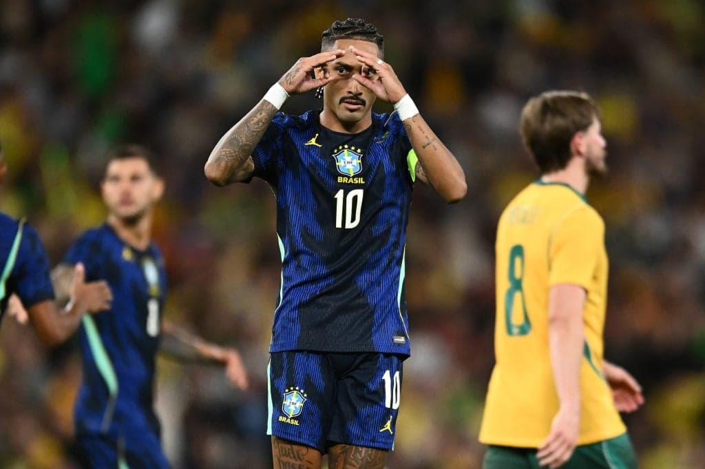 Raphinha brilha em vitória do Brasil, mas deixa jogo com lesão