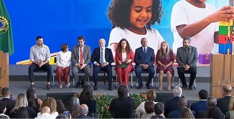 Lula regulamenta reembolso-creche e reduz jornada para 40 horas semanais