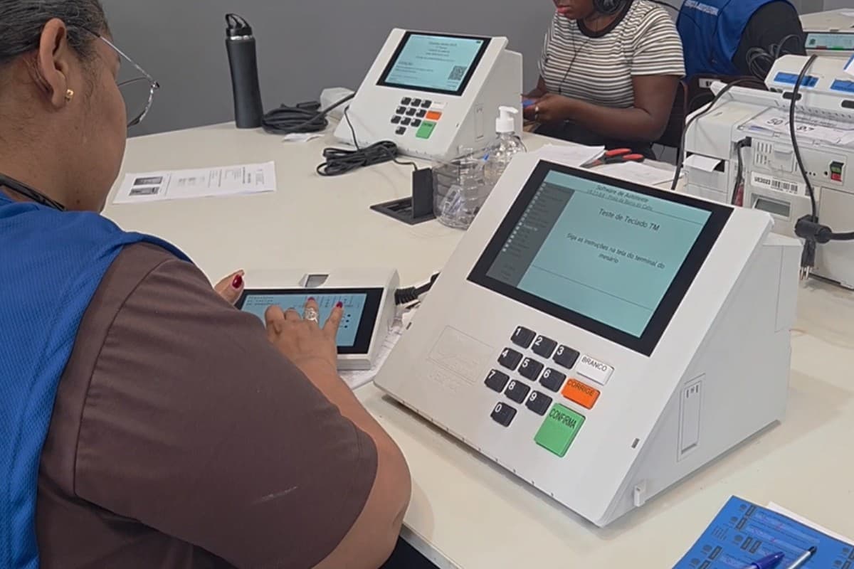Urnas eletrônicas são distribuídas para segundo turno em Macaé e região