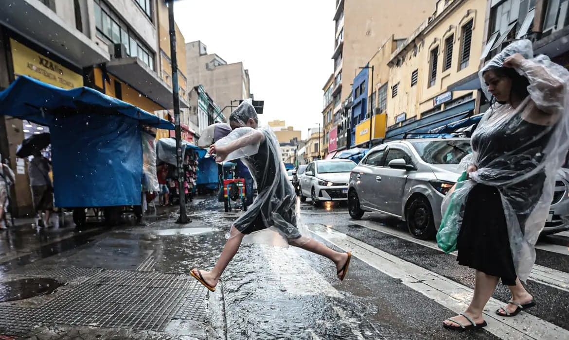 Defesa Civil de São Paulo emite alerta de chuva forte e possíveis raios