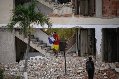 Terremotos devastam Catia la Mar, deixando mortos e desaparecidos