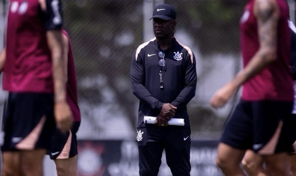 Seedorf é apresentado como técnico do Corinthians e fala sobre desafios