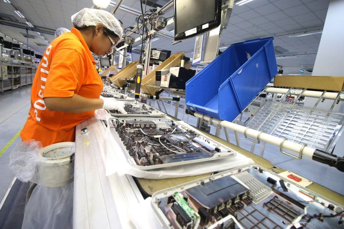 Indústria Brasileira Registra Crescimento de 0,9% em Fevereiro