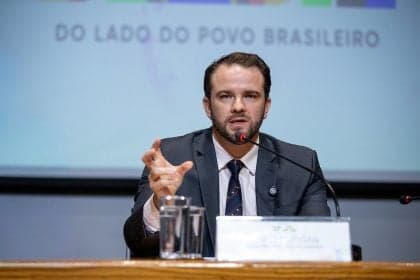 Durigan debate possibilidade de rever taxa de importação no Brasil