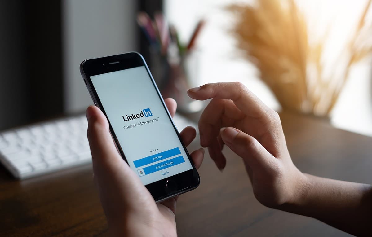 Flerte no LinkedIn: 74% dos usuários veem como ultrapassagem profissional