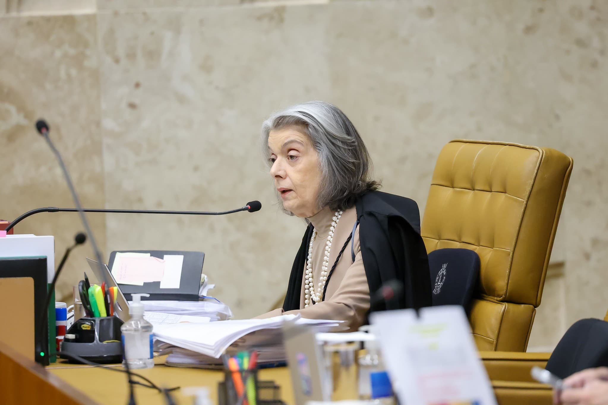 Ministra Cármen Lúcia expressa consternação em sessão do STF