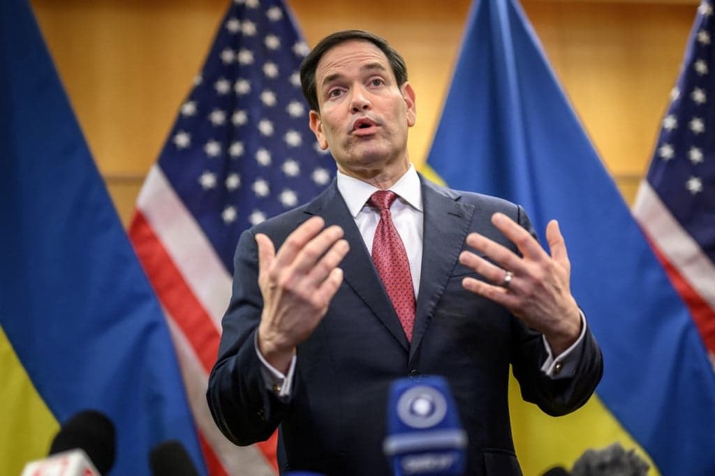 Simón Levy afirma que Marco Rubio ajudou Flávio Bolsonaro a deixar o Brasil