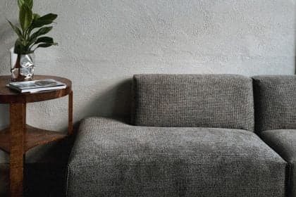 Entenda o sofá na caixa e sua relação com o espaço urbano