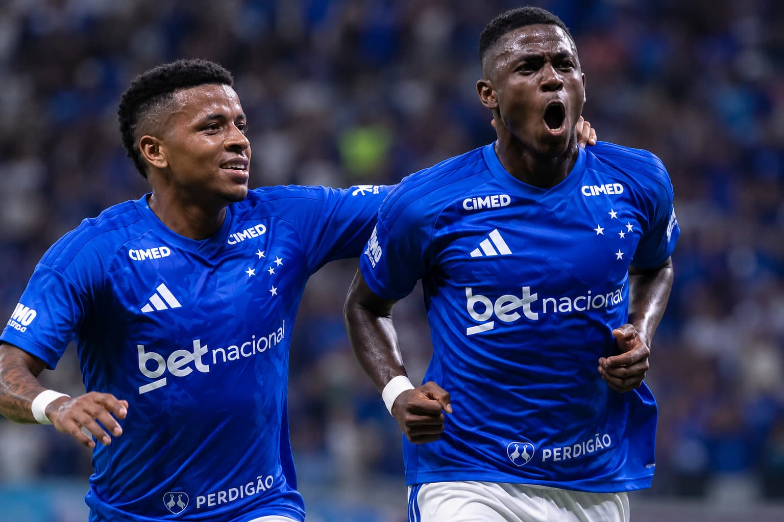Cruzeiro perde para o Santos, expõe fragilidade defensiva e aposta na chegada de Viña