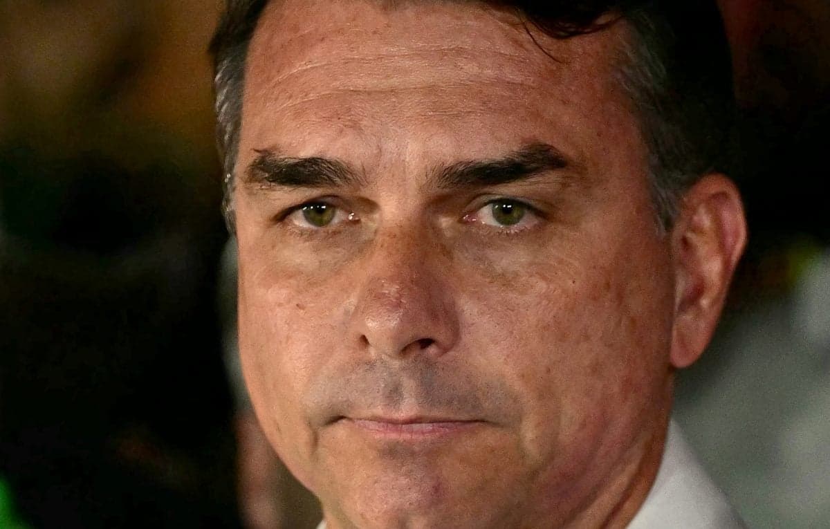 Senador Flávio Bolsonaro pode responder por falsificação de selo público