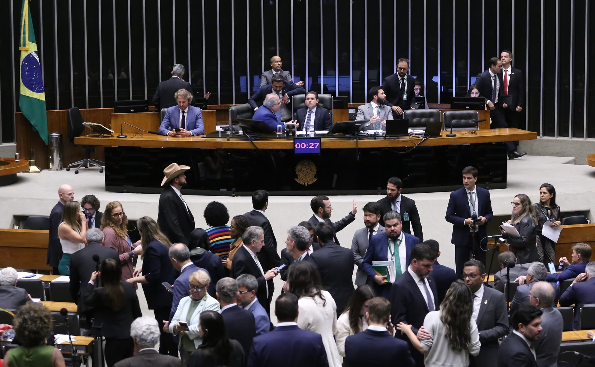 Câmara aprova minirreforma que beneficia partidos com recursos públicos