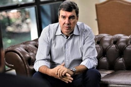 Eduardo Riedel lidera pesquisas para reeleição em MS