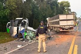 Tragédia em Imbituva: Acidente entre ônibus e carreta deixa vítimas fatais