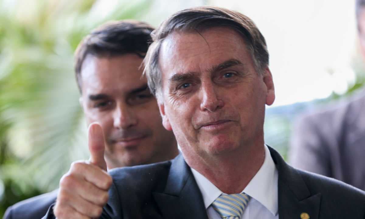 Alexandre de Moraes mantém restrições de visitação para Jair Bolsonaro em prisão domiciliar