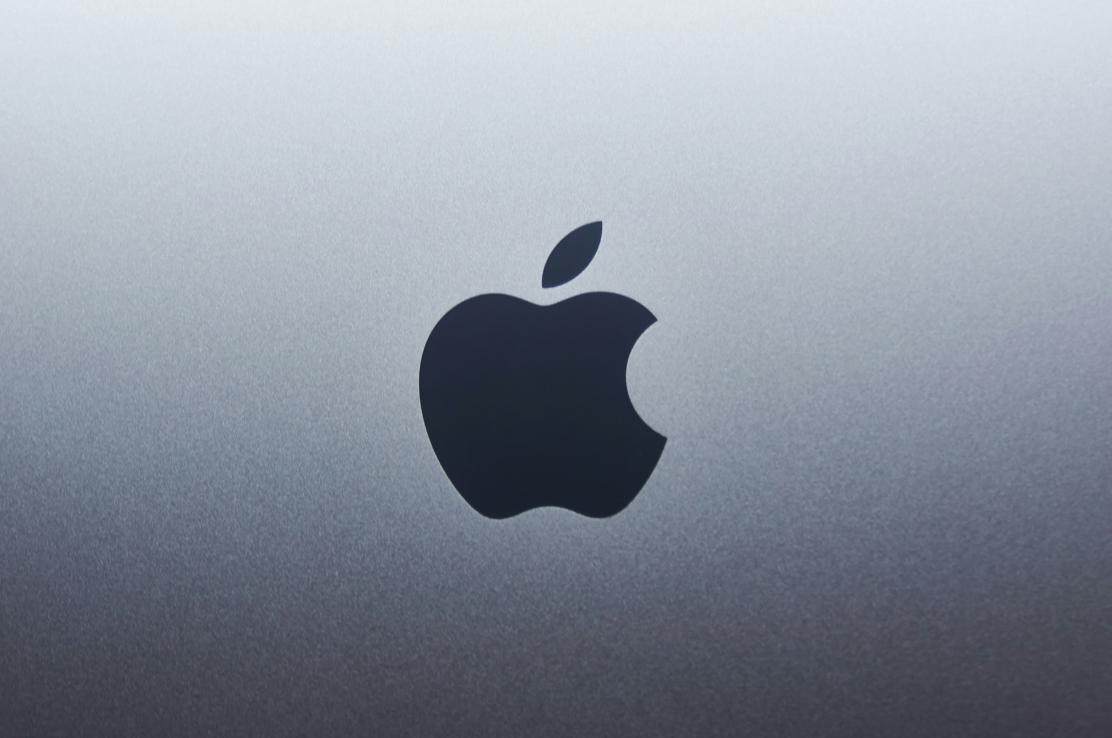Tim Cook deixará Apple e John Ternus assume como CEO