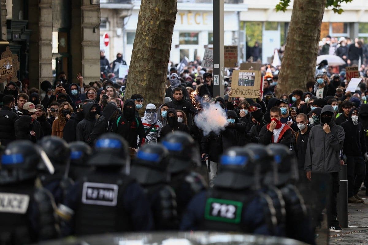 França adota toques de recolher após violência em várias cidades