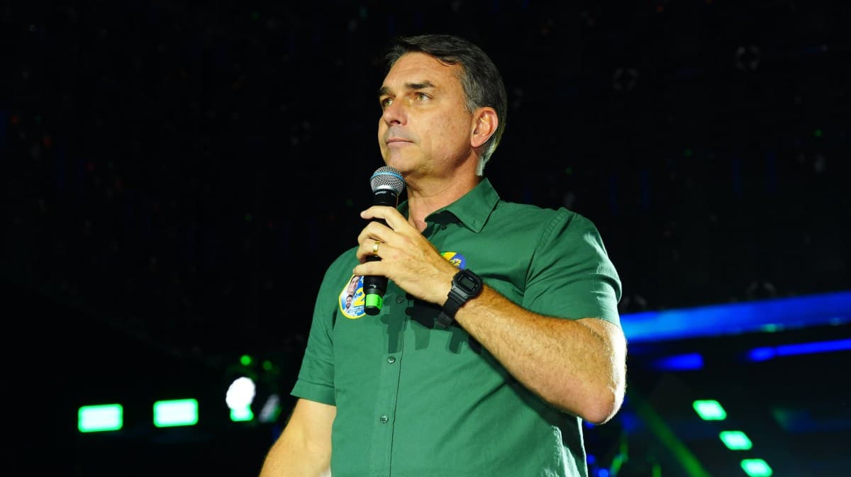 Flávio Bolsonaro recebe autorização condicional para residência nos EUA