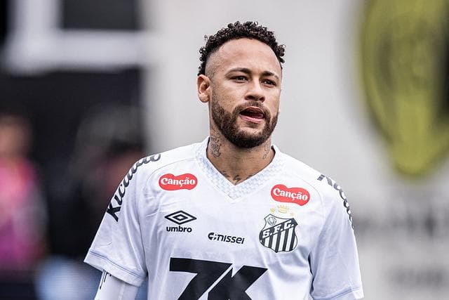 Neymar volta aos holofotes após vitória do Santos e polêmica com Thiago Mendes repercute