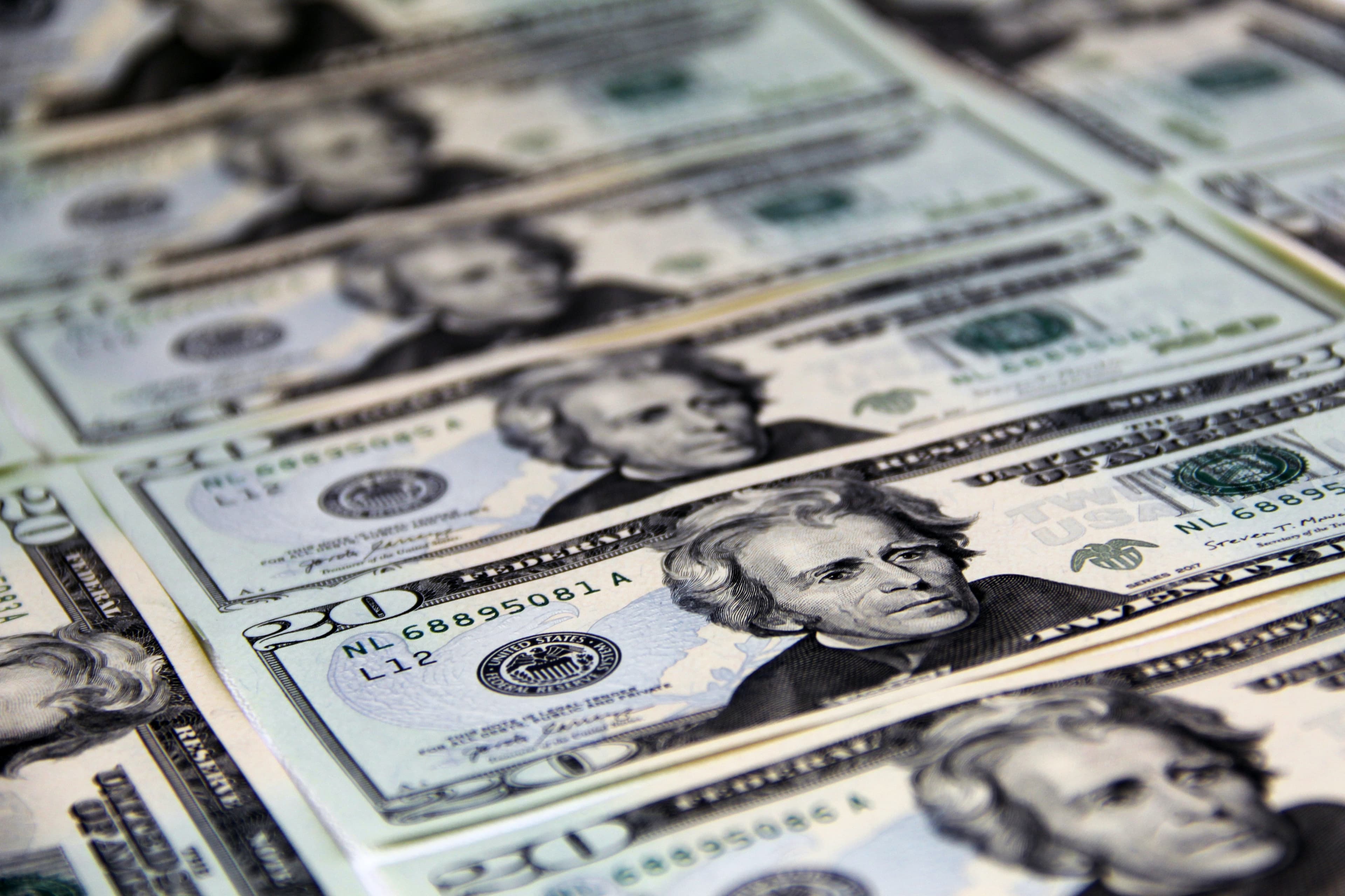 Dólar recua enquanto Flávio Bolsonaro enfrenta investigações