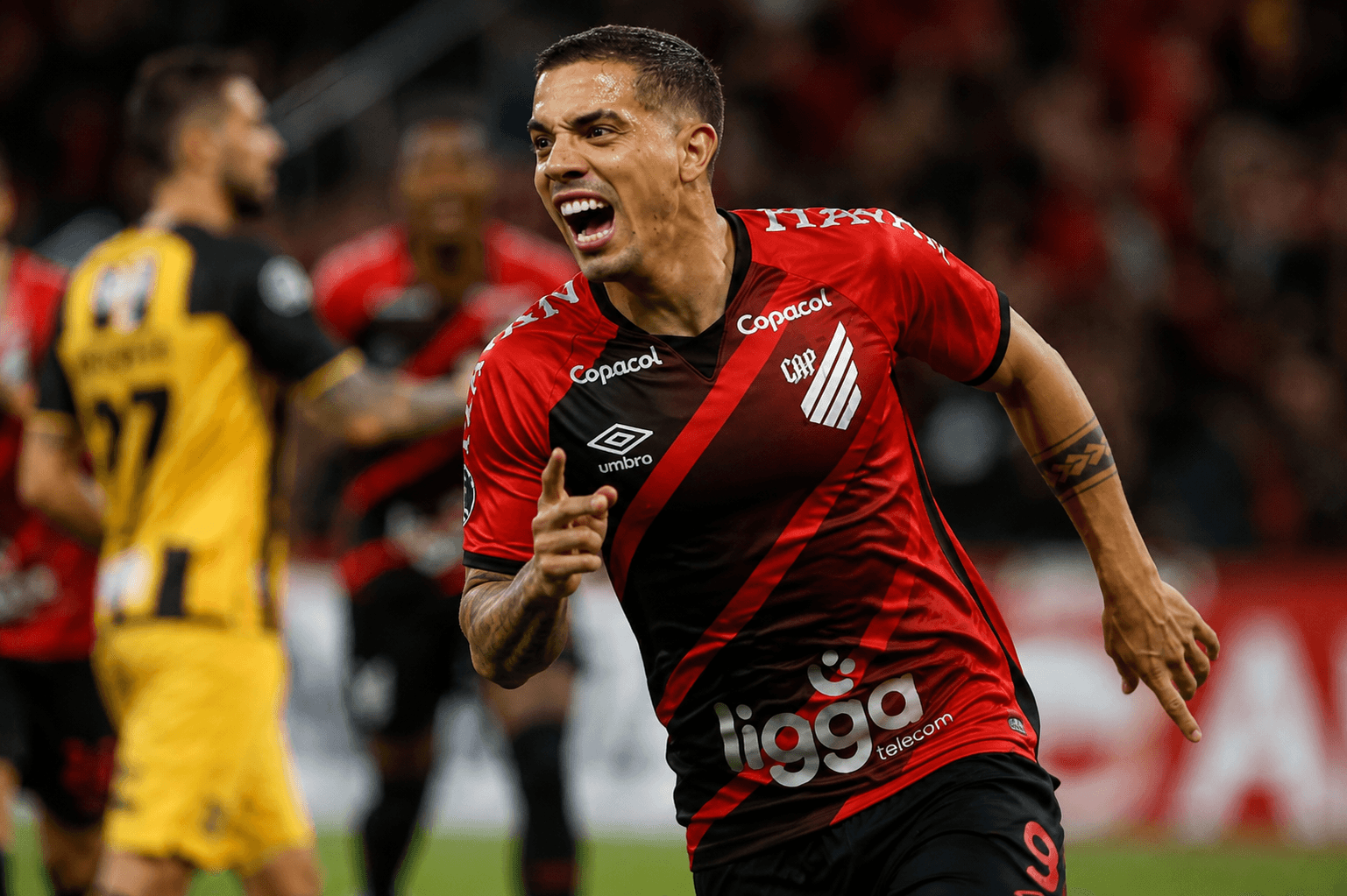 Athletico-PR mira G4 e enfrenta o Botafogo em duelo que pode mudar o topo do Brasileirão