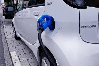 Emova Easy se torna o carro elétrico mais acessível do Brasil