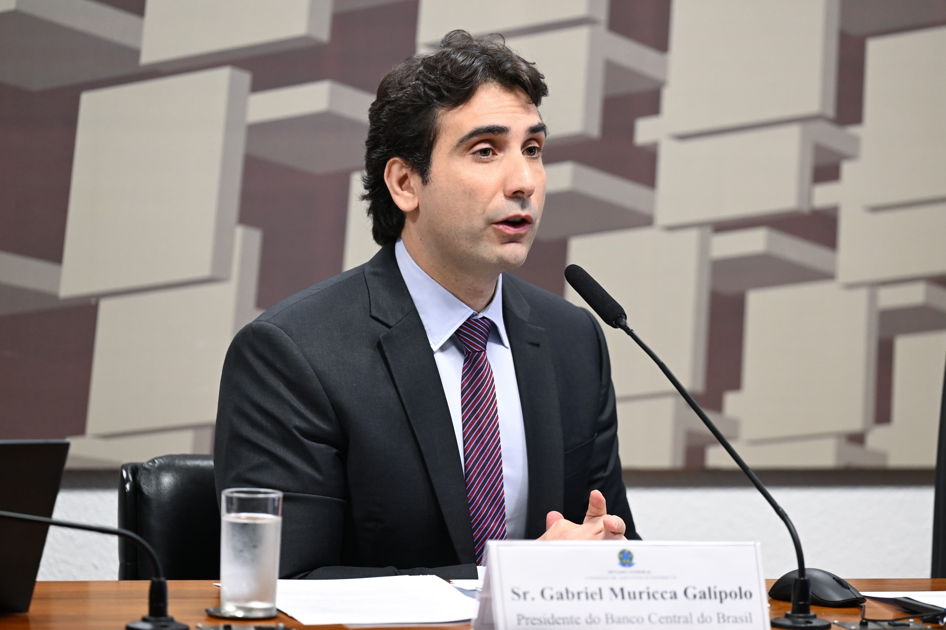 Galípolo defende o PIX diante das críticas dos EUA sobre tarifas