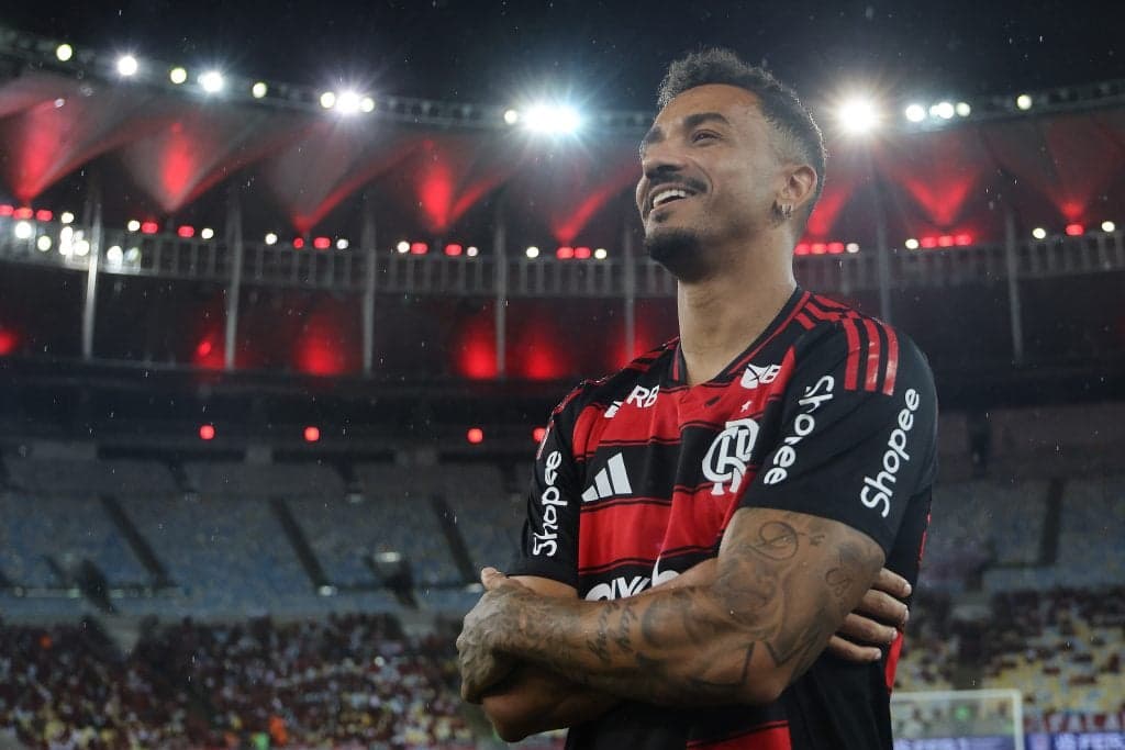 Danilo do Flamengo sofre fraturas na mandíbula após choque em jogo