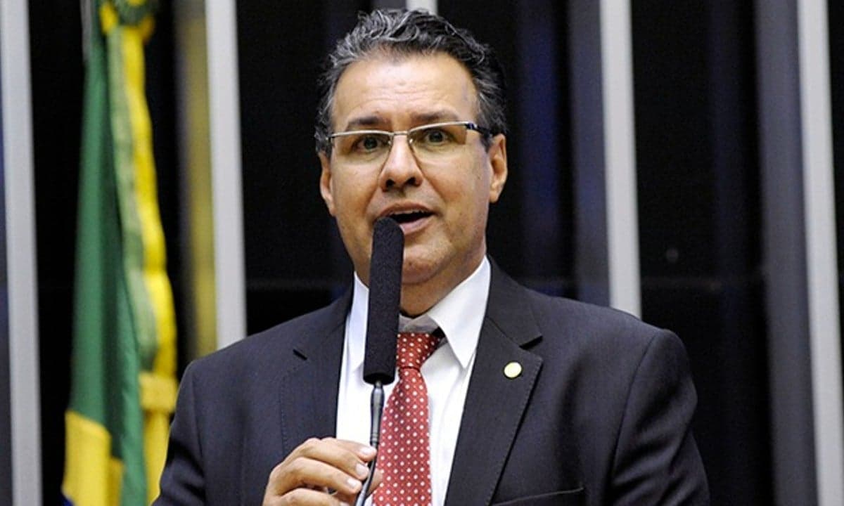 Capitão Augusto propõe lei para transparência partidária