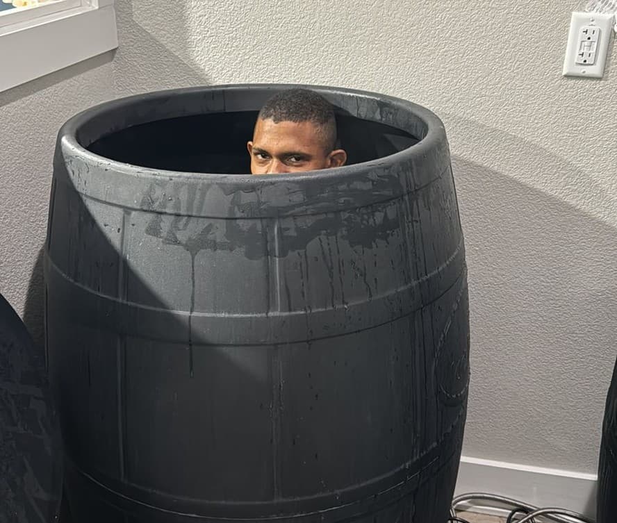 Líder do Mundial de Rodeio se prepara para as finais com tratamento de imersão no barril de gelo