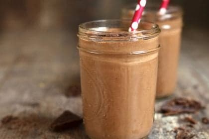 7 shakes veganos ricos em proteínas para lanches rápidos