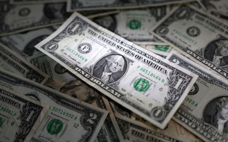 Dólar fecha em alta, mas inicia sexta em queda ante o real
