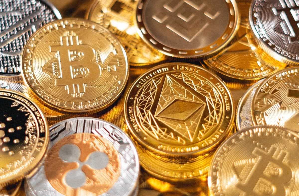 Agente do FBI preso por roubo de US$ 900 mil em criptomoedas