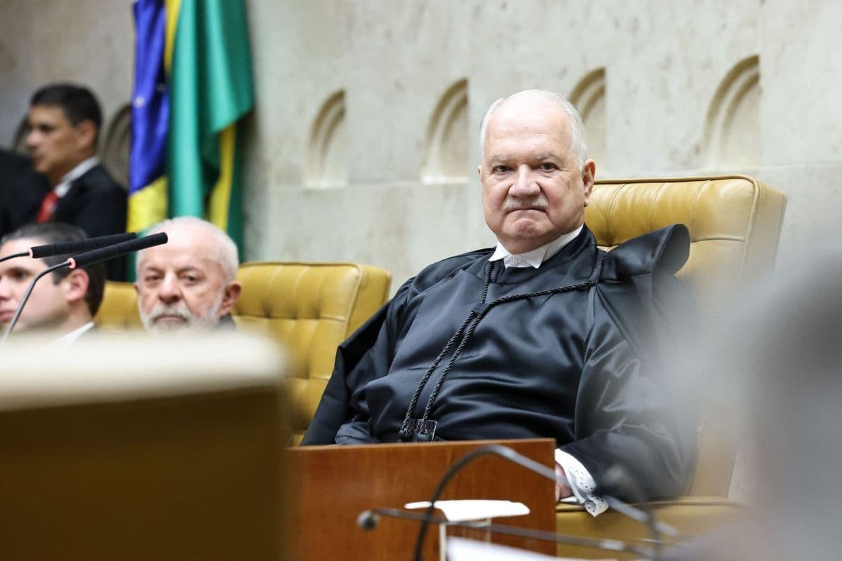 Ministro Edson Fachin Defende Código de Ética no STF em Meio a Divergências