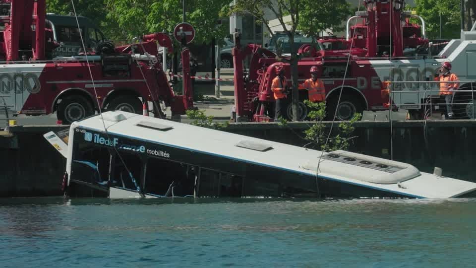 Quatro ocupantes de ônibus resgatados após queda no Sena