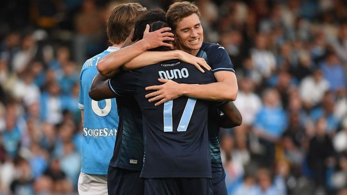 Napoli perde para Lazio e se afasta da briga pelo título italiano