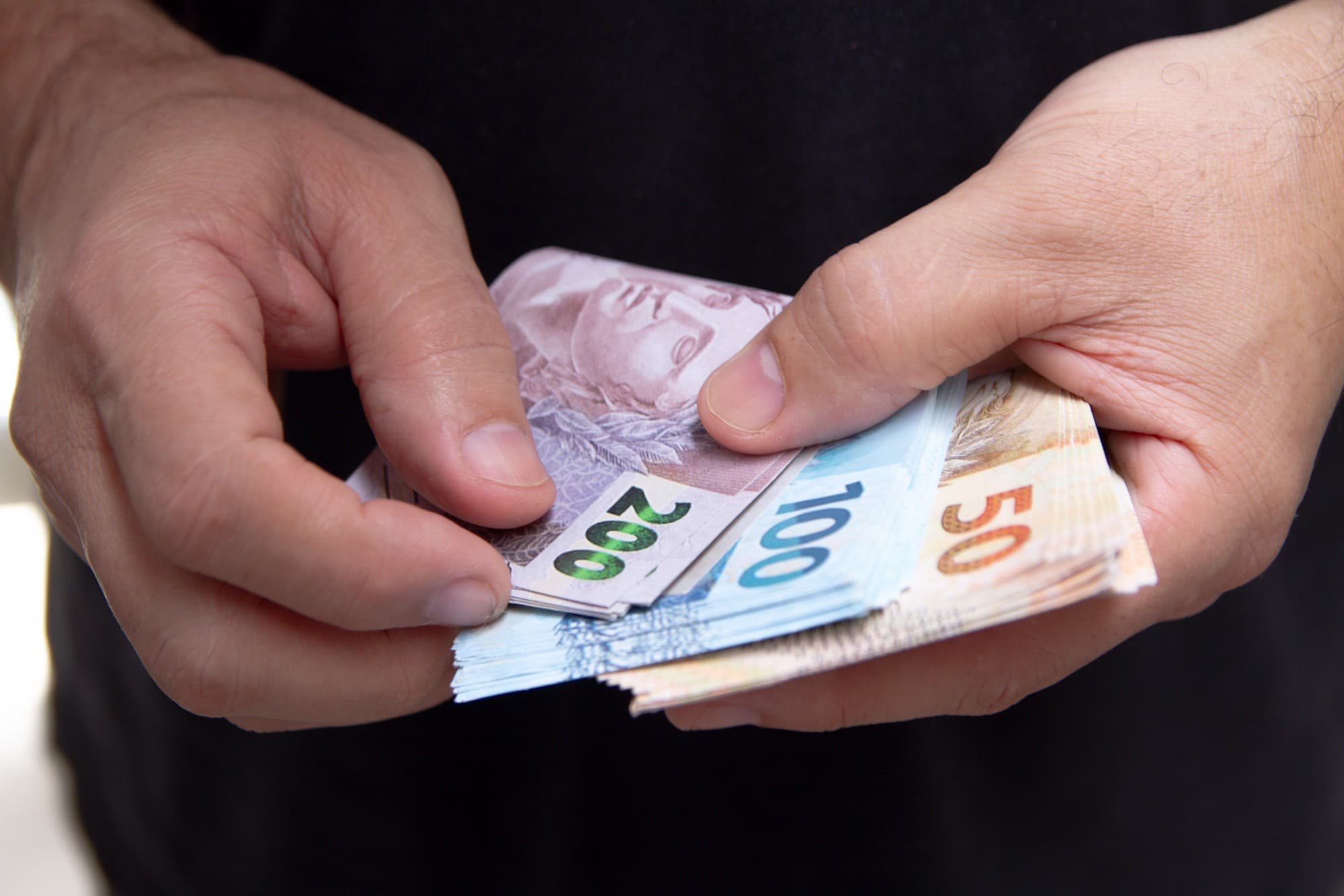 Confiança do consumidor brasileiro despenca e atinge 11 meses