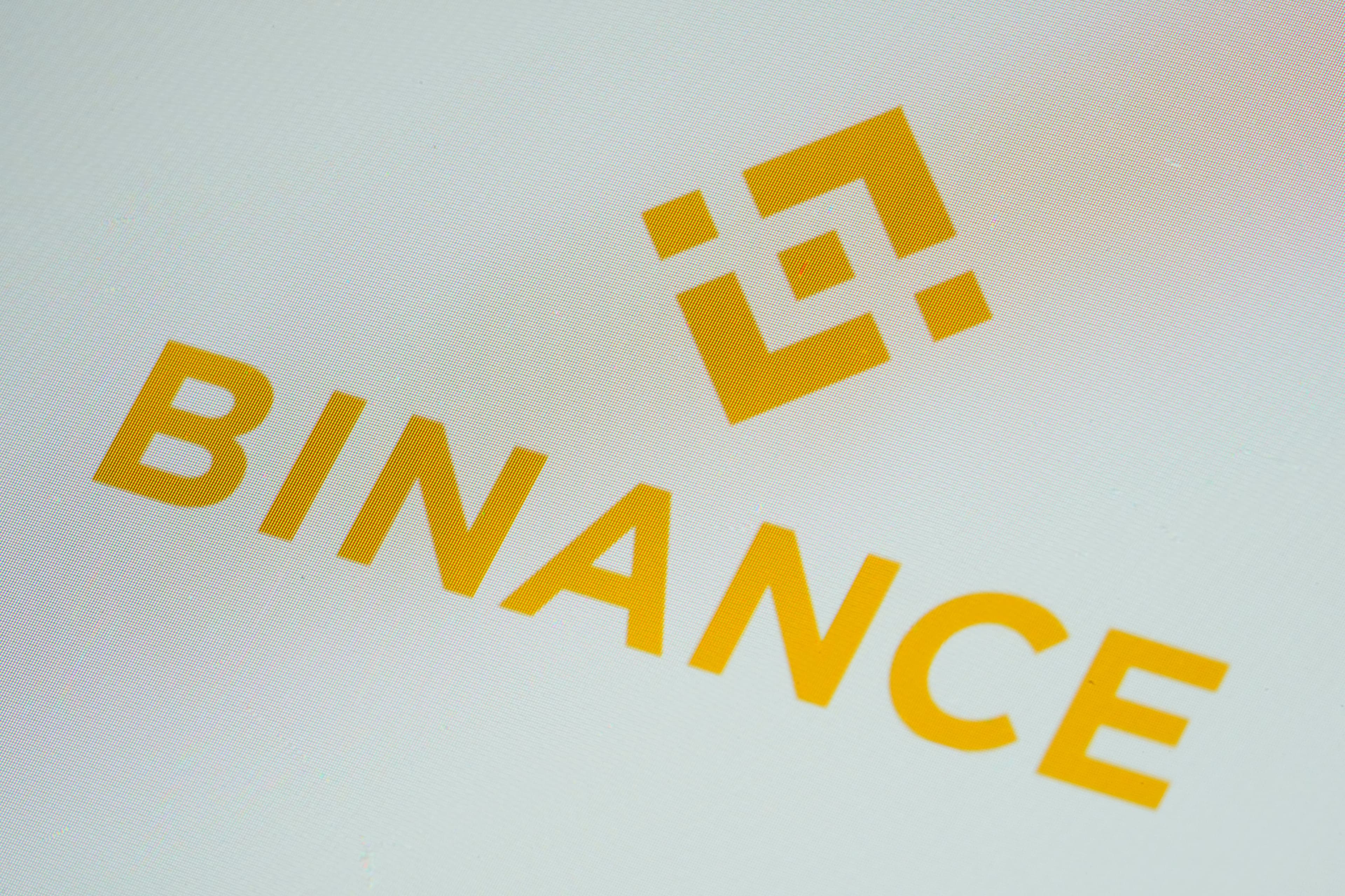 Binance promete ressarcir 90% de perdas após roubo de US$ 6 bilhões