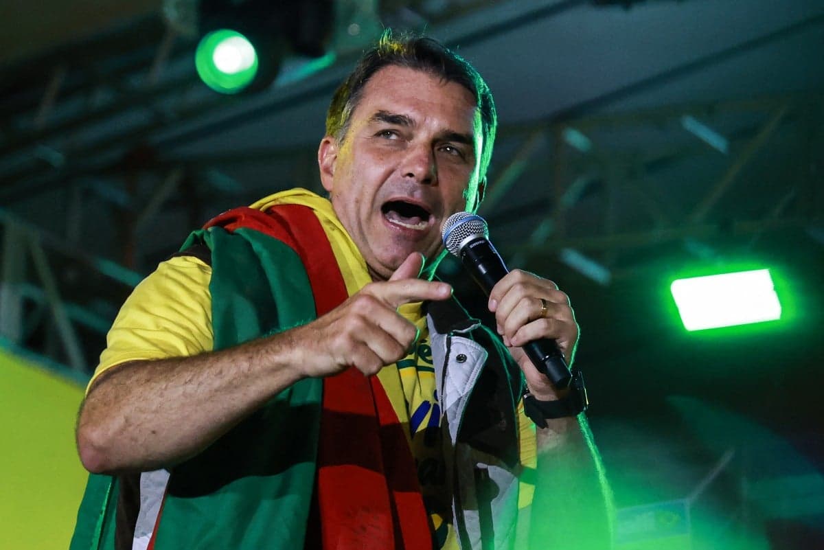 Rui Falcão solicita investigação contra Flávio Bolsonaro por corrupção
