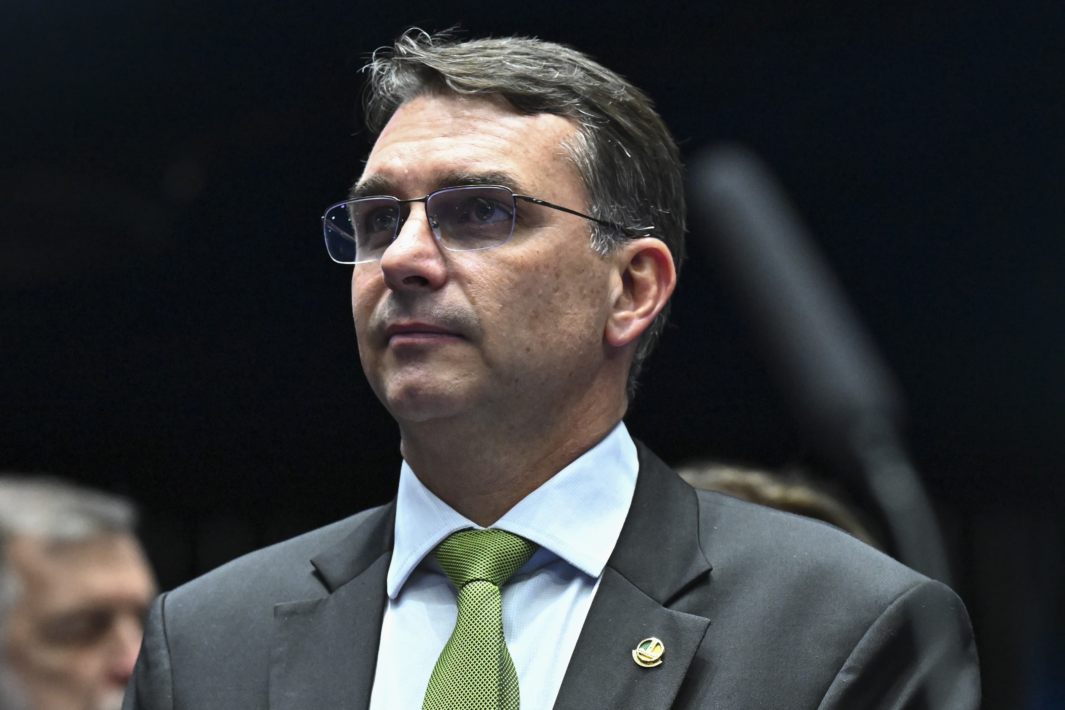 Flávio Bolsonaro recebe convite da Casa Branca para se encontrar com Trump