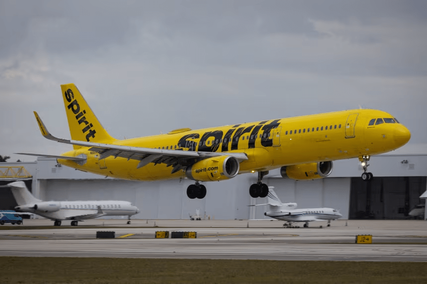 Spirit Airlines interrompe operações devido a crise financeira