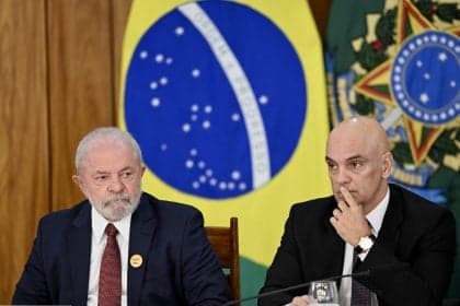 Flávio Bolsonaro supera Lula em nova pesquisa eleitoral